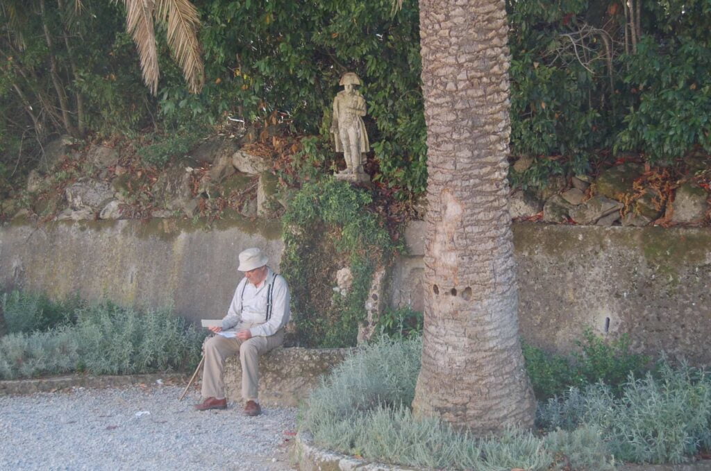 Oude man op bankje Elba min