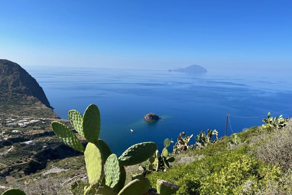 Salina, rijke natuur op eiland bij Sicilië 1 Salina - Malfa - uitzicht op Filicudi