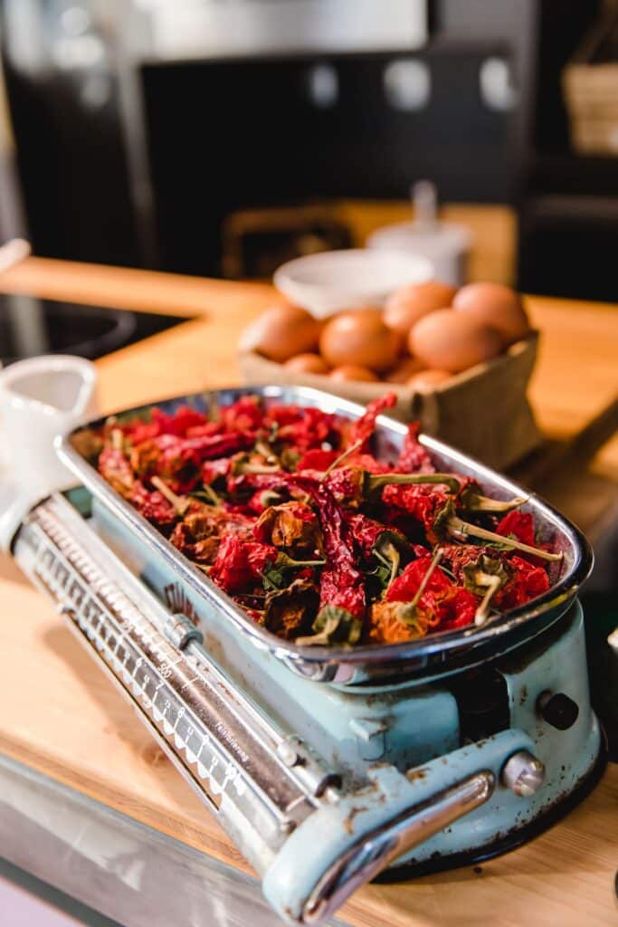 Duurzaam overnachten: de mooiste (en eerlijkste) plekjes in de natuur 11 Cooking and Nature Emotional hotel - Portugal - pepers keuken