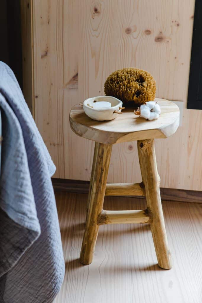 Duurzaam overnachten: de mooiste (en eerlijkste) plekjes in de natuur 1 The Nest - Alvados - Portugal - tafeltje hout