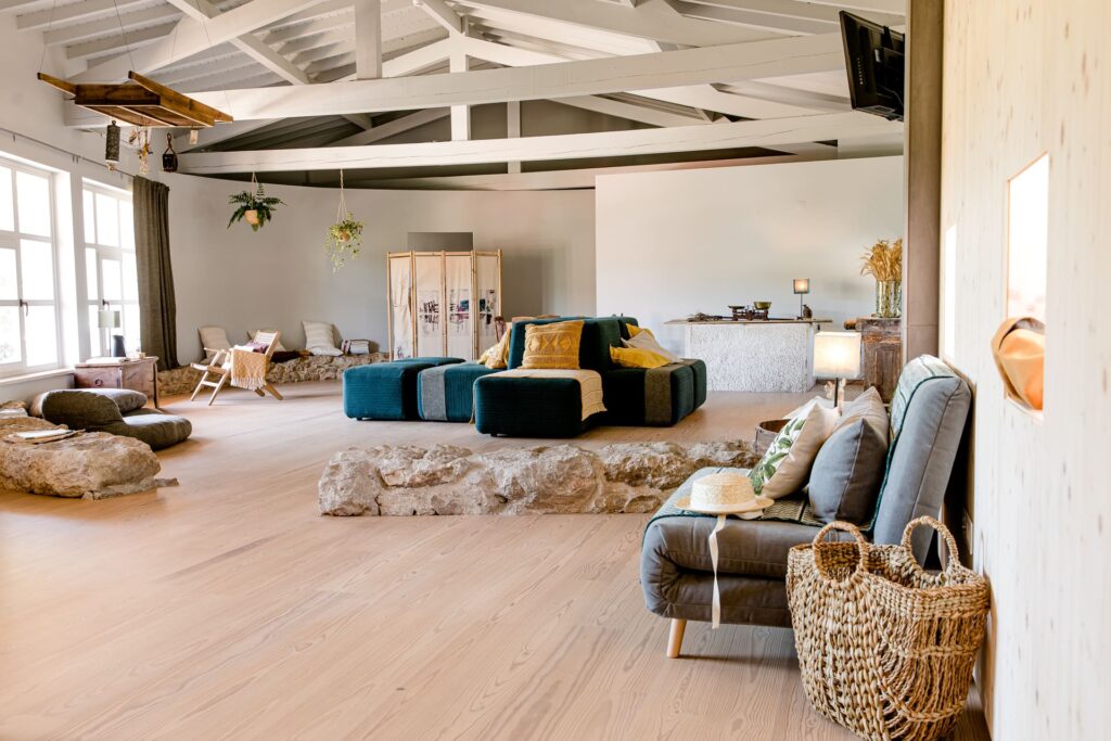 Duurzaam overnachten: de mooiste (en eerlijkste) plekjes in de natuur 3 The Nest - Alvados - Portugal - leesruimte met banken