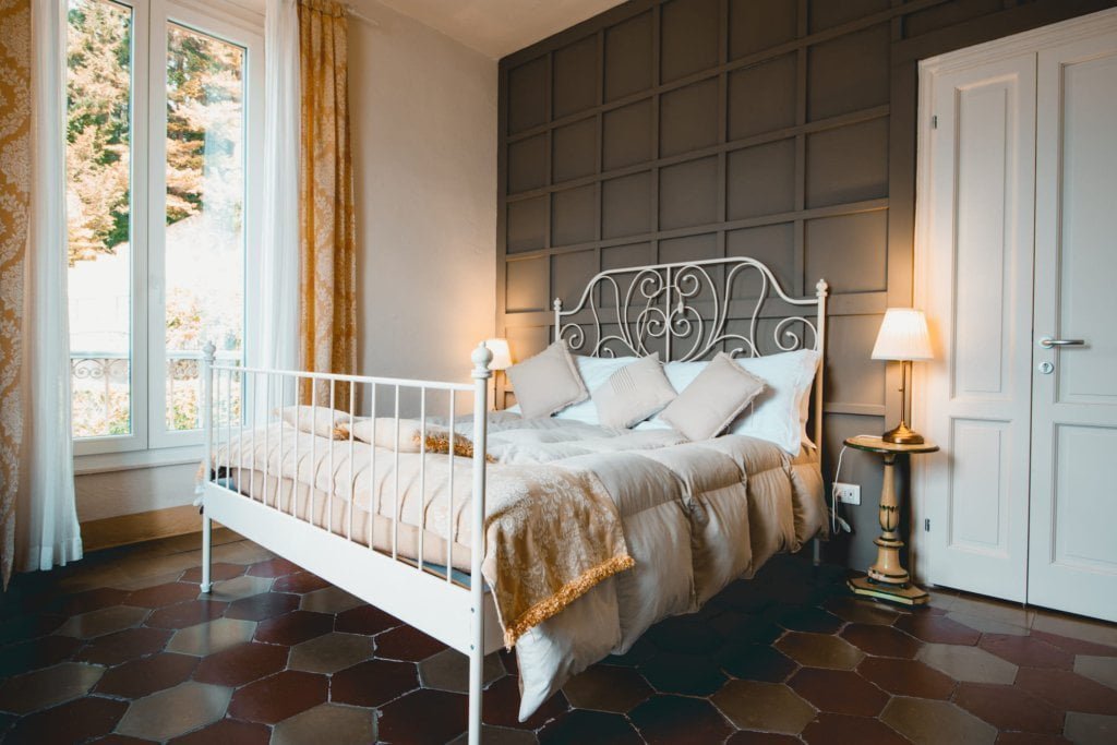 Villa Le Ortensie Bed - kamer este - paneelwand