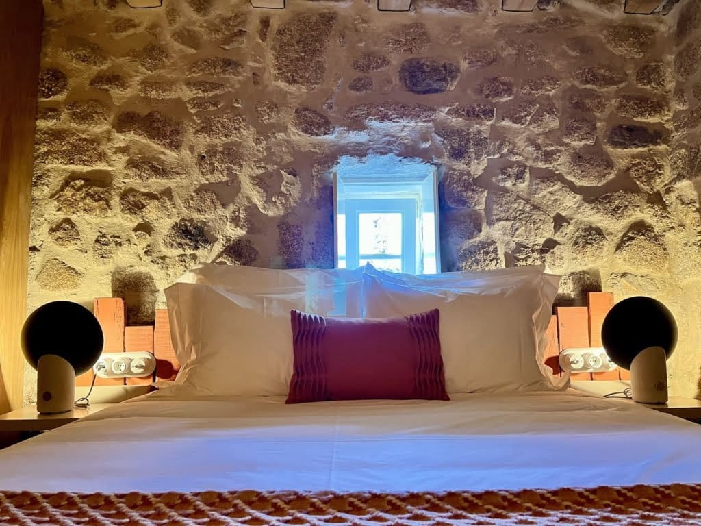 Story studio Sortelha - slaapkamer rood met raam