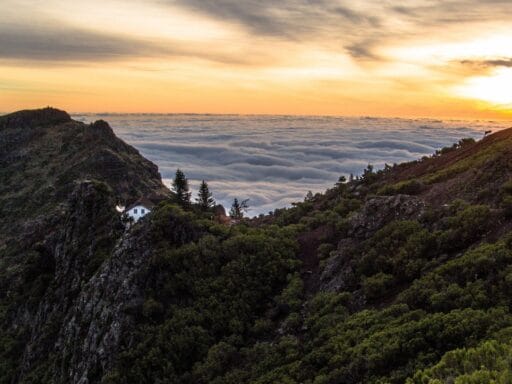 Natuur Madeira - bergen en huis tussen de wolken