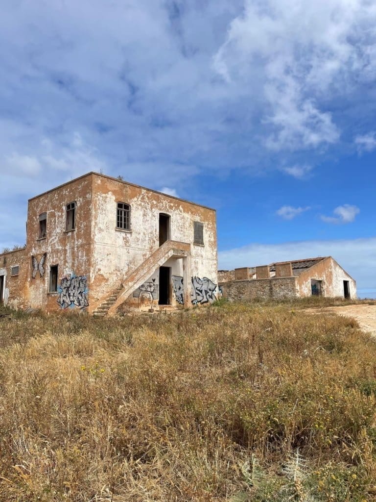Georganiseerde wandelreis Rota Vicentina: 8 dagen over het Visserspad 6 Fisherman's trail - oud gebouw langs kust bij Sagres