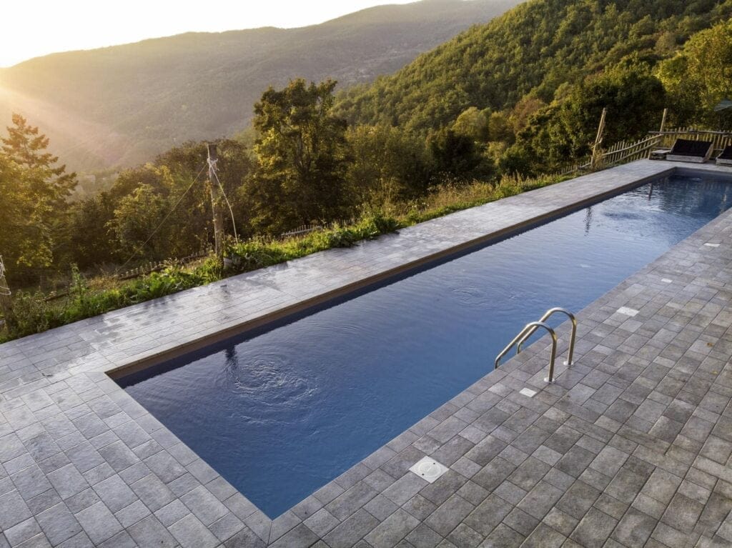 Novanta 90 - zwembad - avondlicht