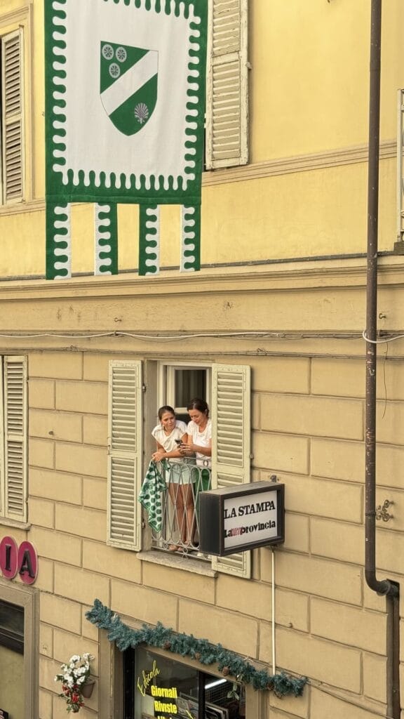 palio di asti - publiek uit raam