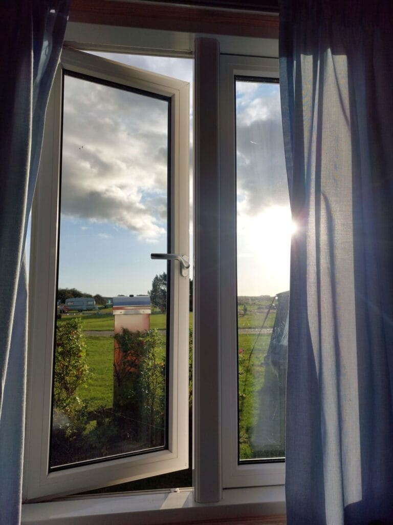 Denemarken - Himmerland - Camping Faro Fjord - uitzicht raam