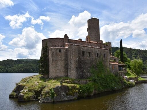 Haute-Loire-ile et chateau de grangent
