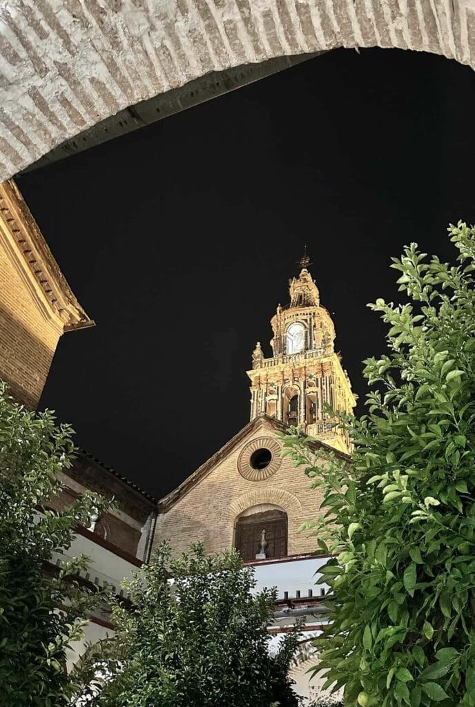 Écija - kerktoren in avond