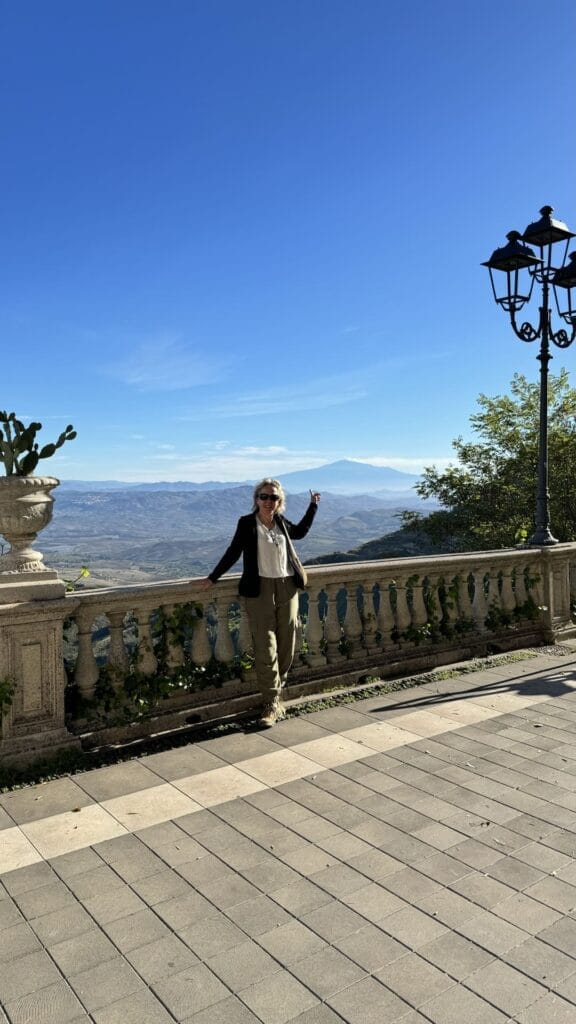 Enna - plein met Etna op achtergrond