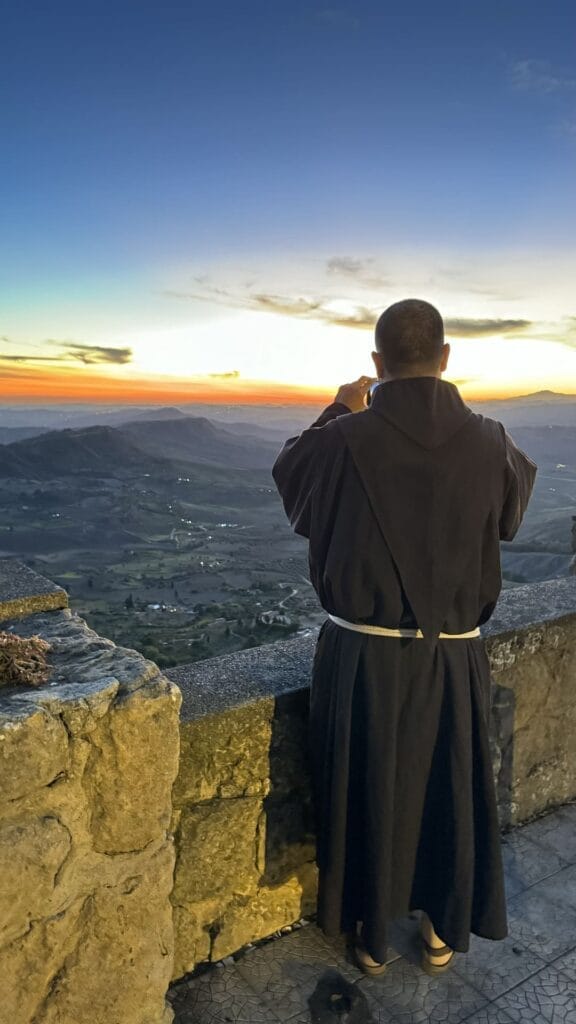 Enna - pater maakt foto van ondergaande zon