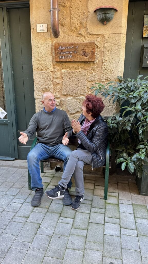 Enna - koppel in gesprek op bankje