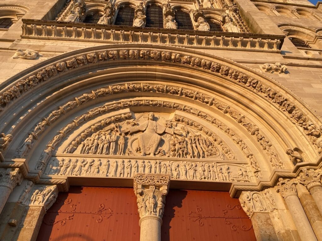 Morvan - Vezelay - detail basiliek