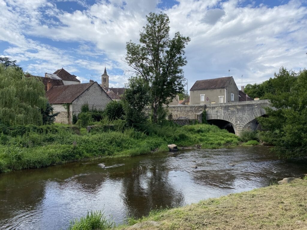 Pontaubert langs de rivier Cousin Morvan