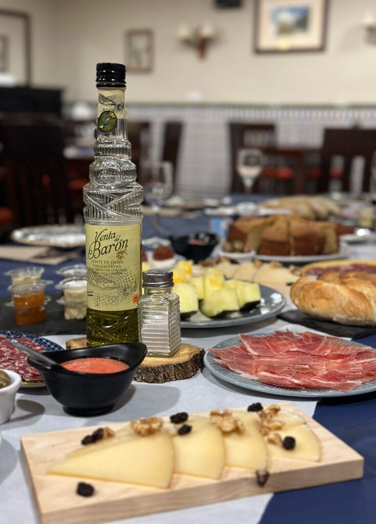 Spaans ontbijt op tafel gedekt met olijfolie