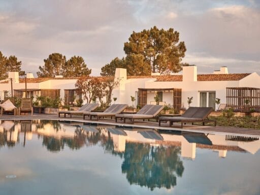 Craveiral - zwembad met ligstoelen