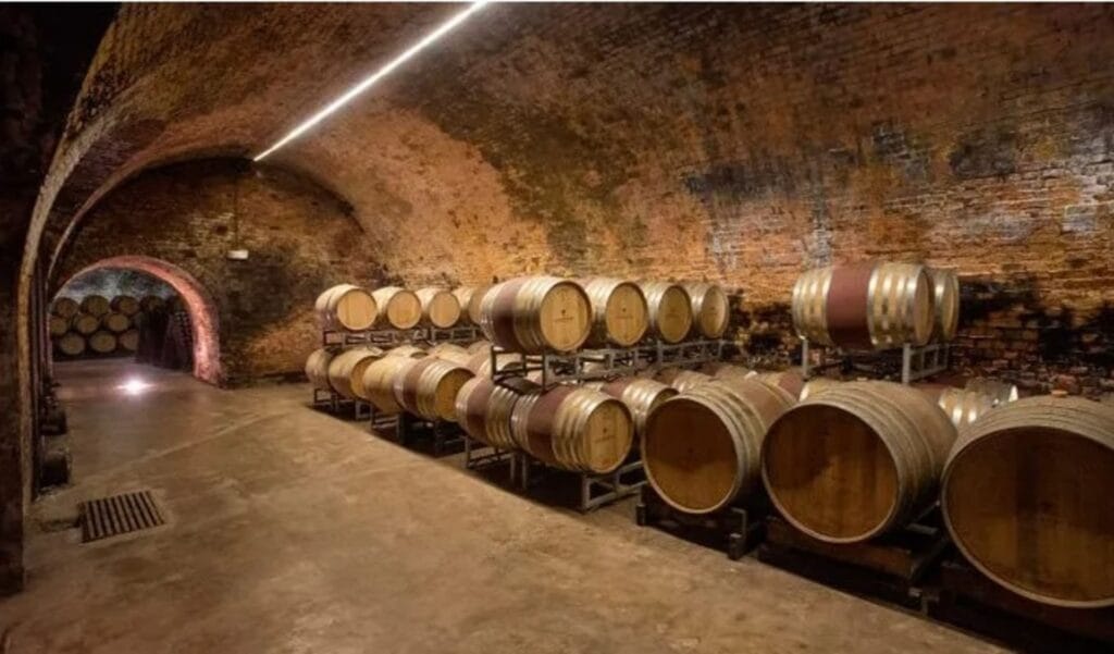 Cantine Coppo Canelli wijnproeverij - vaten