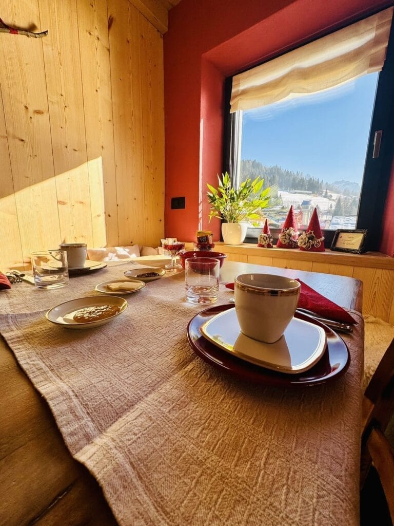 Veneto: een reis door vergeten bergdorpen 12 B&B Campitello 13 - ontbijttafel met uitzicht sneeuw