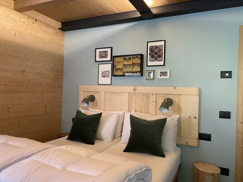 Veneto: een reis door vergeten bergdorpen 10 B&B Campitello 13 - kamer Occhialeria - houten bedwand