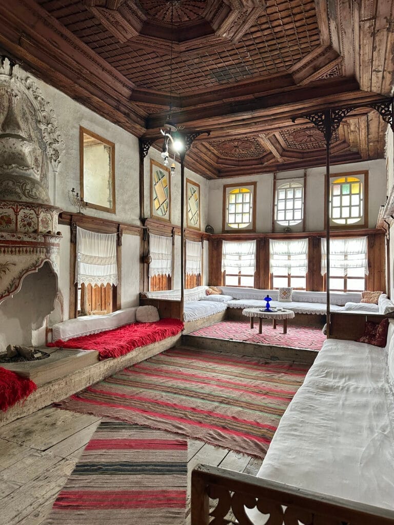 Woonkamer Skenduli-huis in Gjirokastër