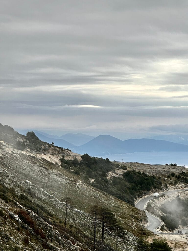Weg langs de kust in Albanie