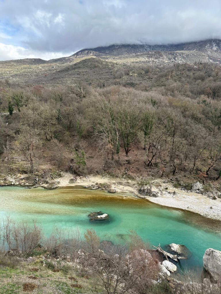 Turcoise water in de Osum-kloof Albanië