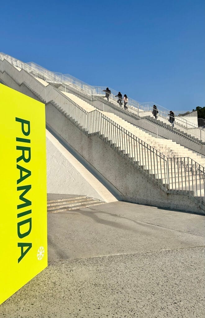 Piramida Tirana - Trappen