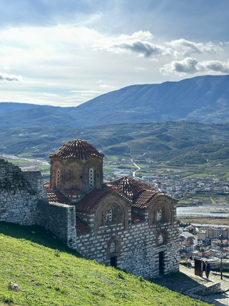 Kerk - kasteel in Berat