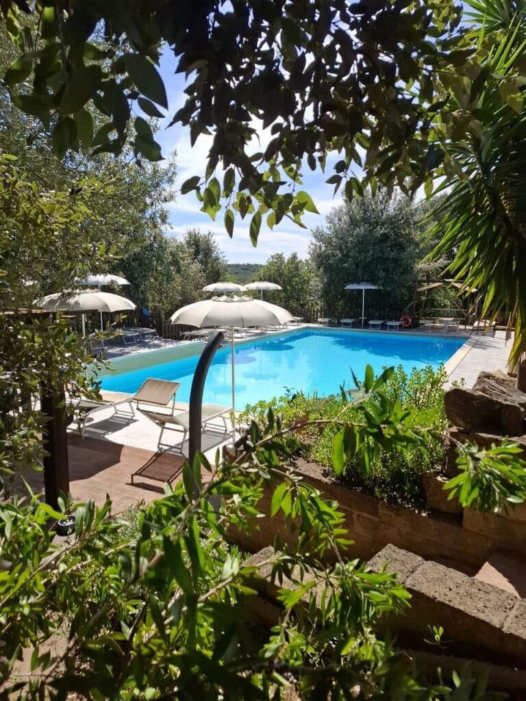Agriturismo e glamping Serraiola Alta - zwembad in het groen