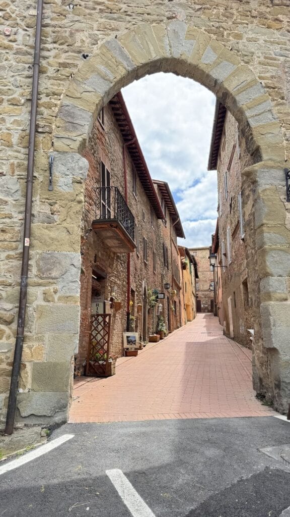 Paciano - dorpspoort en lege straat