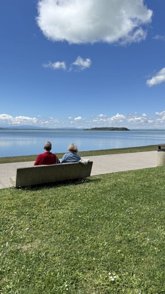 Fietspad Trasimenomeer - Passignano - stel op bankje