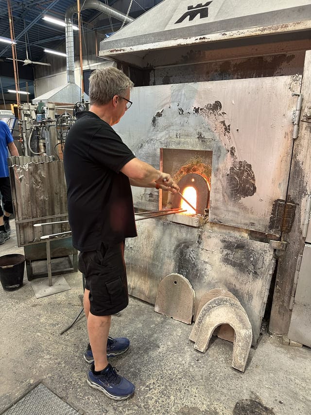 Glasblazer bij oven in Magnor Glassverk.