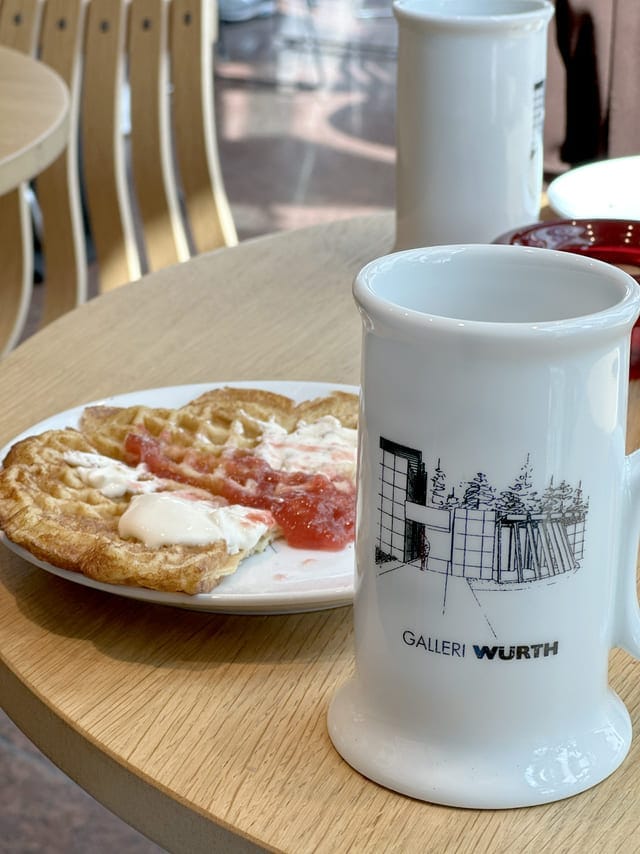 Koffie en Noorse wafels in Galerie Würth in Lillestrøm.