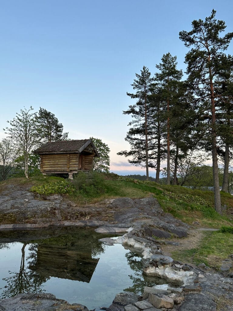 Houten huisje bij het Losby Gods Hotel in 