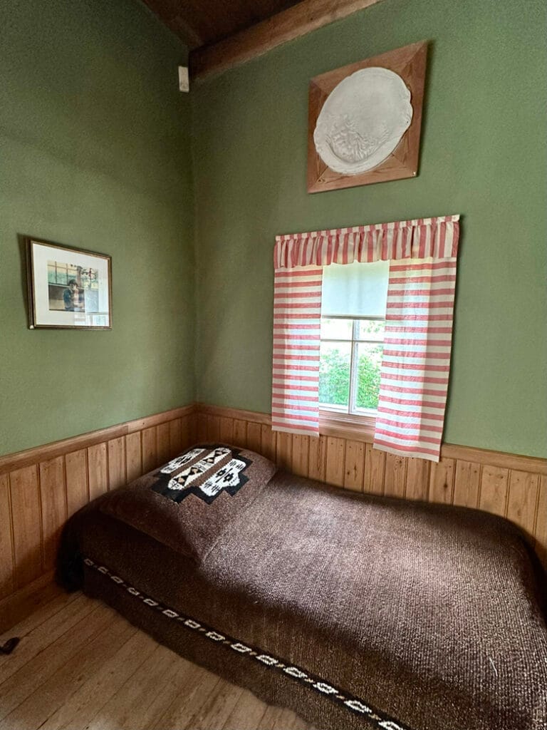 Slaapkamer met bed in het Oppstuhage in het Rackstadmuseum  in Arvika. 