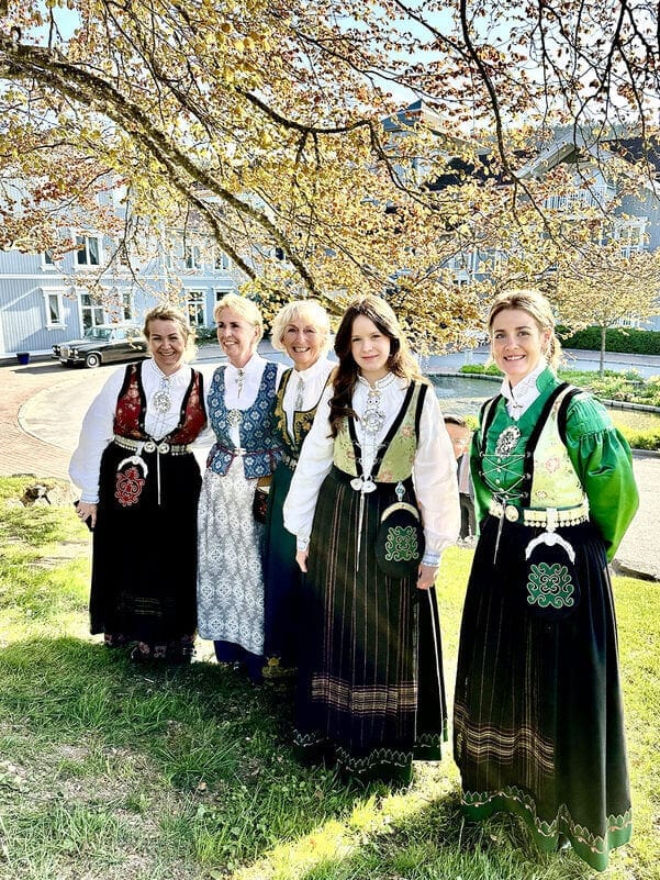 Noorse vrouwen in traditionele jurken tijdens de viering van het vormsel.