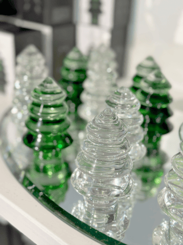 Mondgeblazen glazen kerstbomen Glasblazer bij Magnor Glassverk.