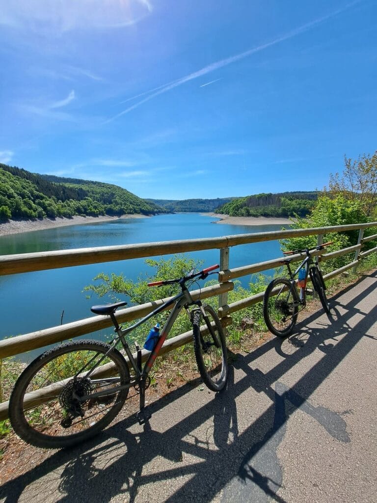 Packraften - mountainbikes bij rivier