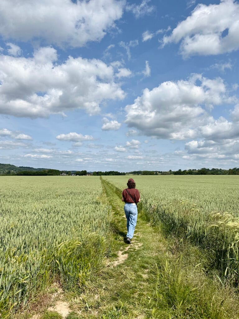 Vrouw wandelend op veld - de Camini in Wittem