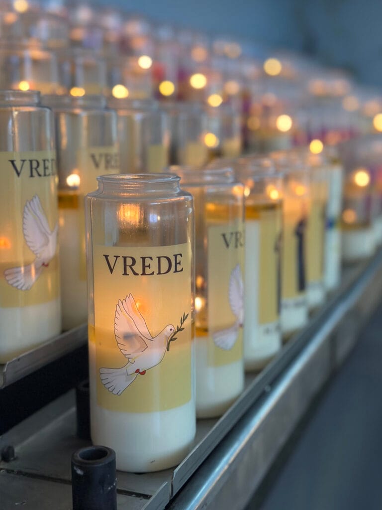 Kaars met vrede in Gerardus Kapel - Klooster Wittem