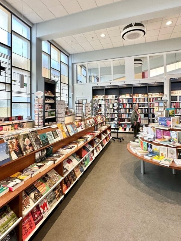 Zuid-Limburg anders: duurzaam op reis door het heuvelland 12 Boekenwinkel klooster Wittem zuid limburg