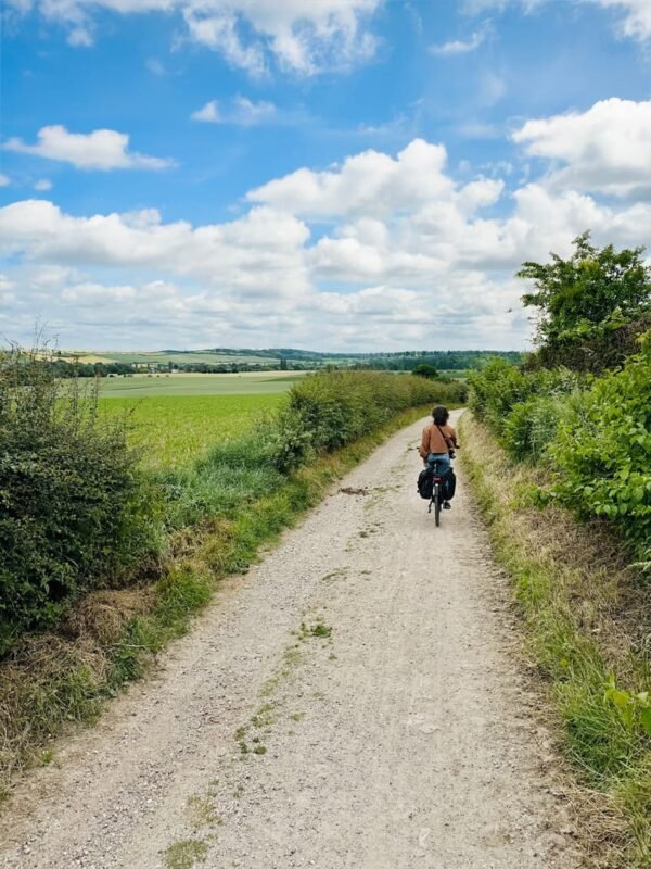 Zuid-Limburg anders: duurzaam op reis door het heuvelland 35 Vrouw op fiets in landschap Epen zuid Limburg