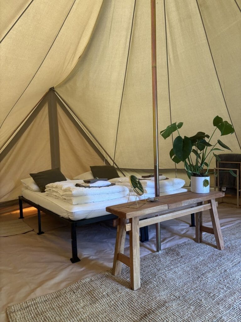 Packraften camping - glampingtent bedden en bankje
