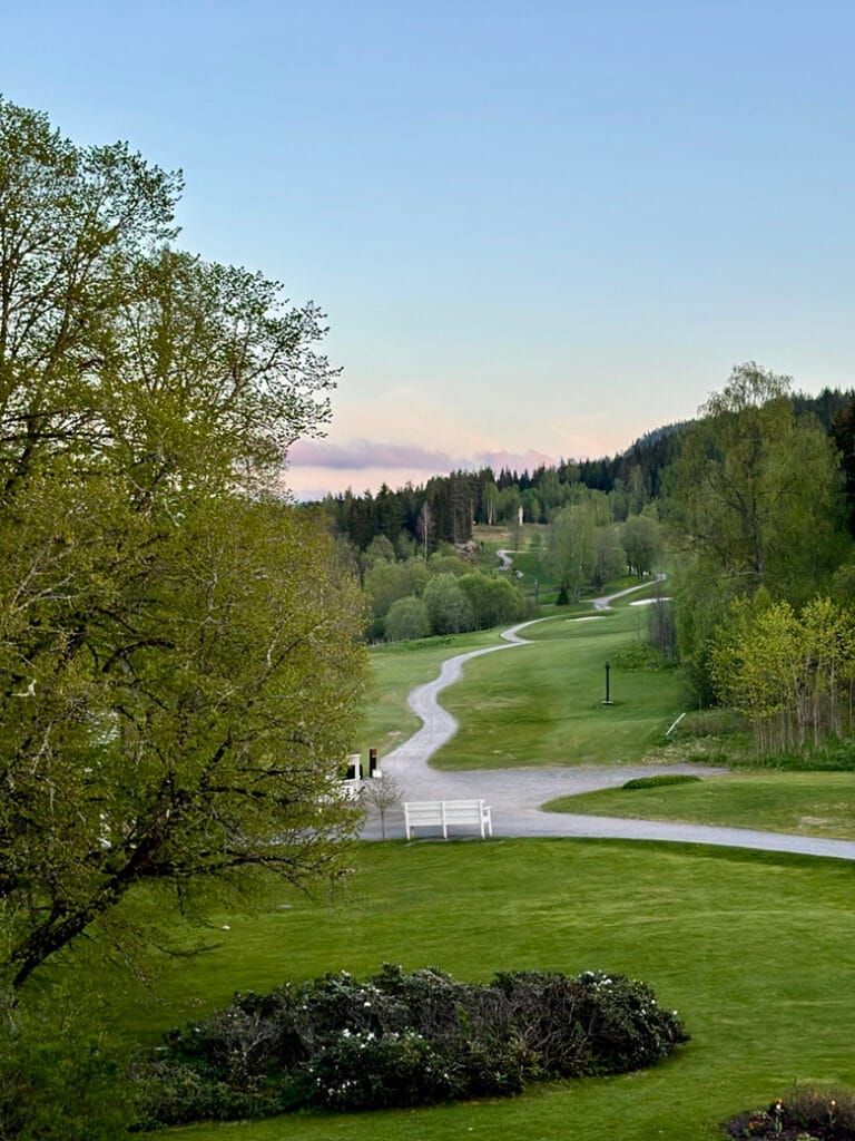De golfbaan en tuin van Losby Gods, een hotel gevestigd in een historisch landhuis.
