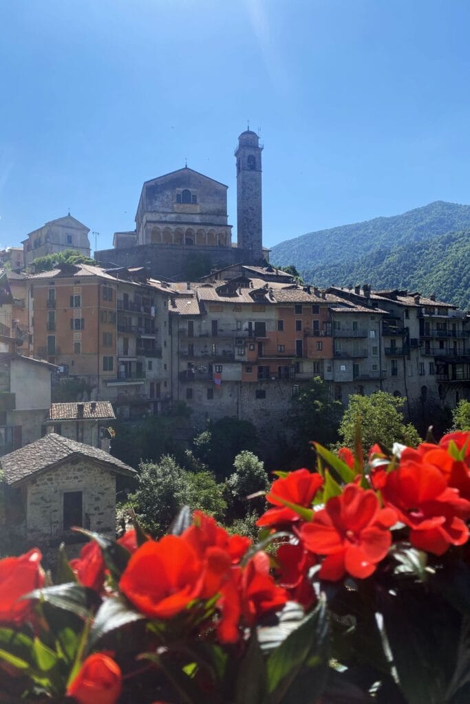 Bagolino - kerk en bloemen