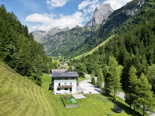 Nature House - tuin en huis met bergen