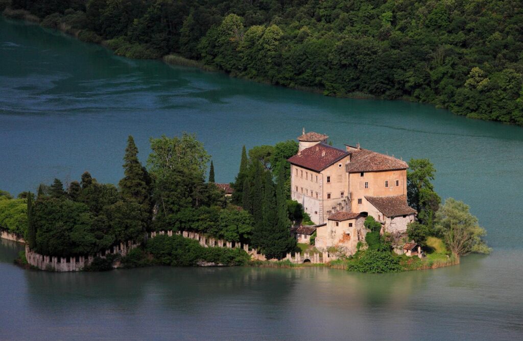 Lago di Toblino - castel Toblino - Trentino marketing