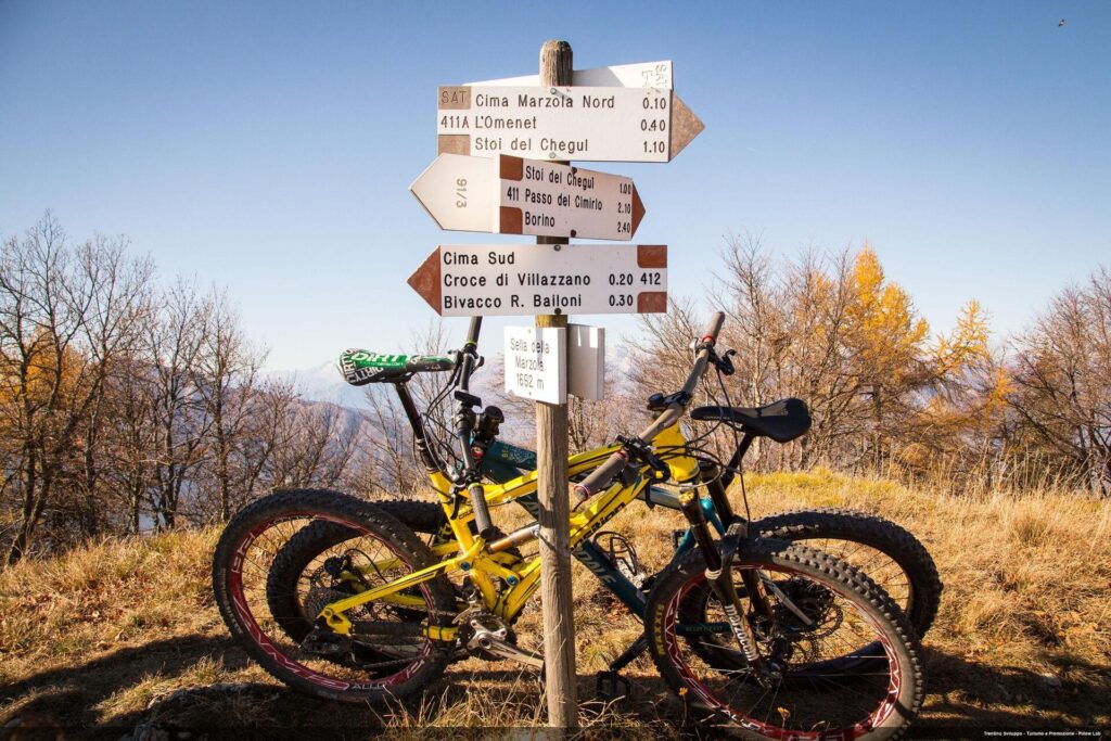 Valle dei Laghi - mountainbikes bij routebordje