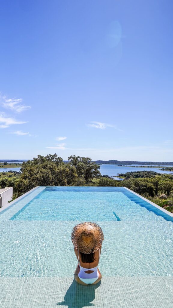 Montimerso - infinity pool - gast met hoed